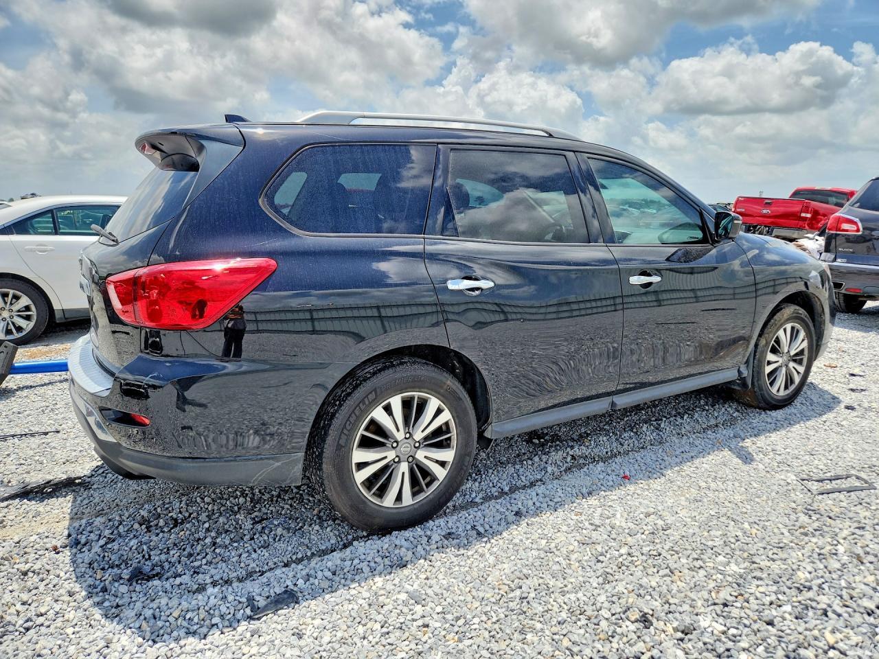 2020 Nissan Pathfinder S - Image 3