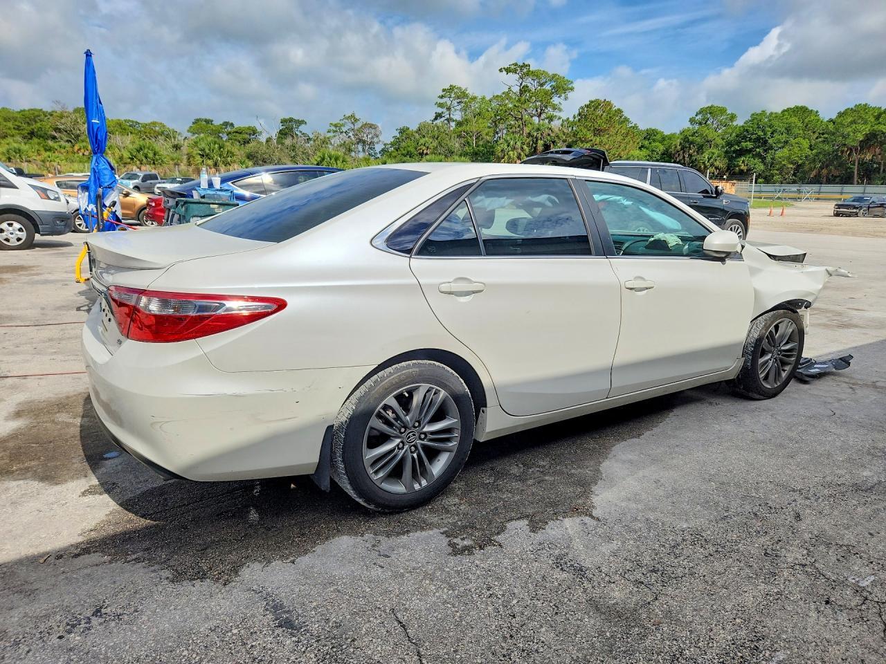 2016 Toyota Camry Se - Фото 3