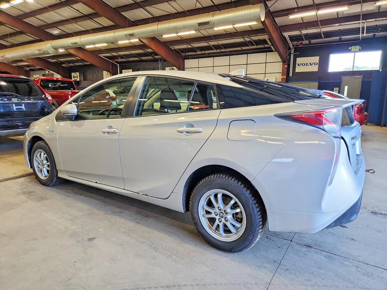 2017 Toyota Prius Two - Фото 2