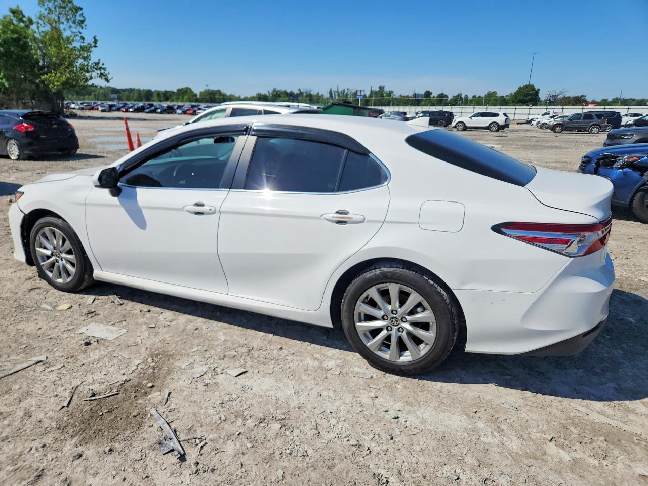 2020 Toyota Camry Le - Фото 2