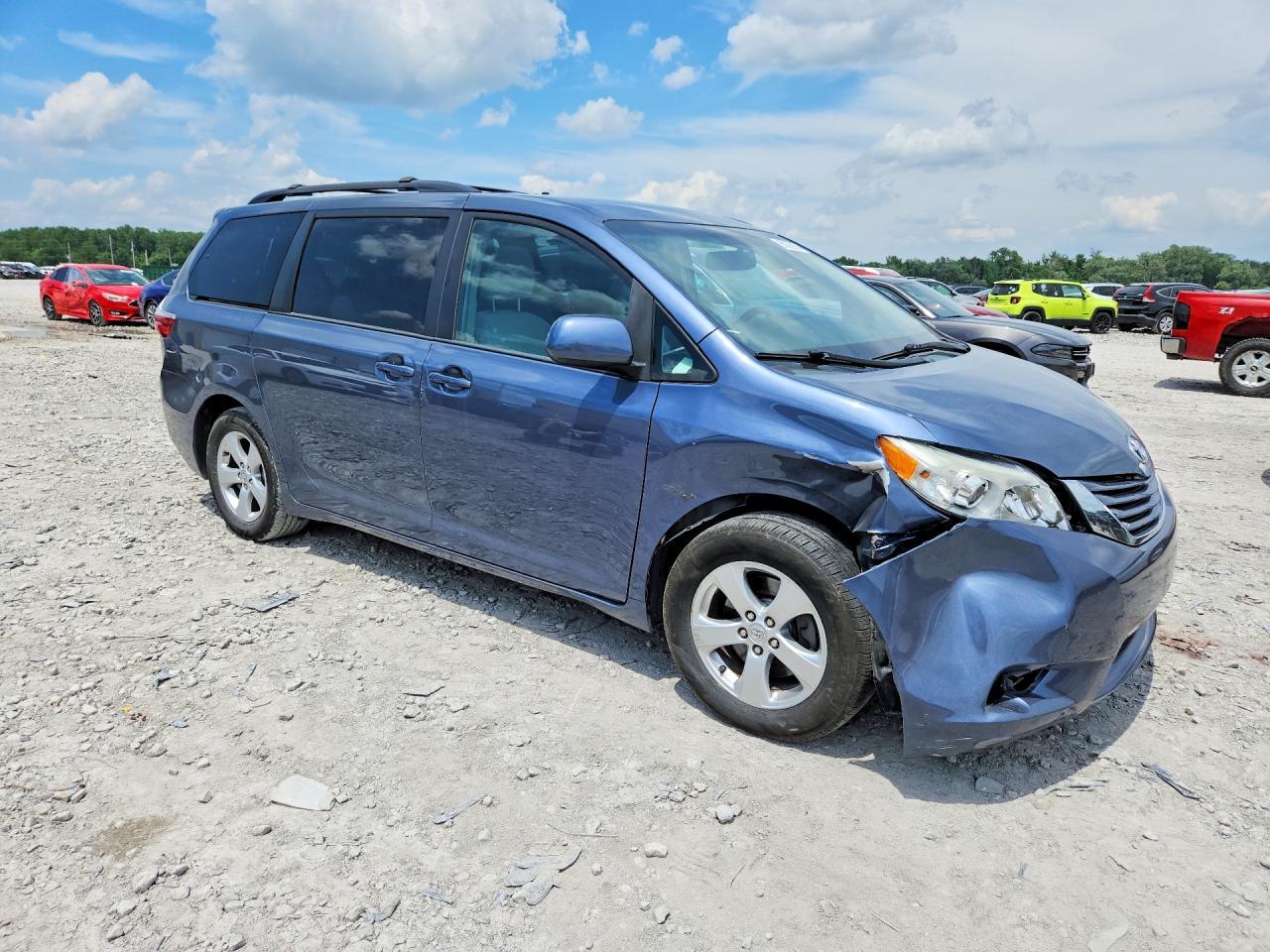 2015 Toyota Sienna Le - Image 4