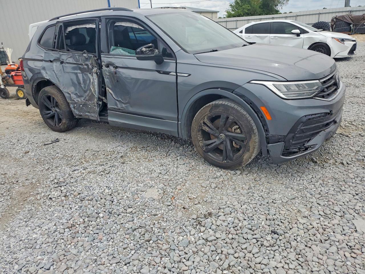 2023 Volkswagen Tiguan Se R-Line Black - Image 4