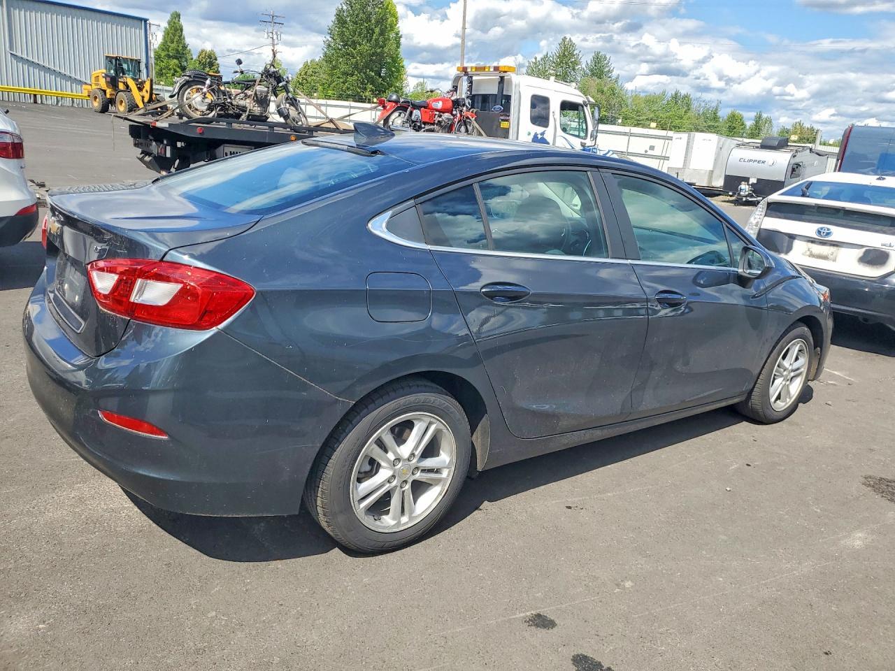2017 Chevrolet Cruze Lt - Image 3