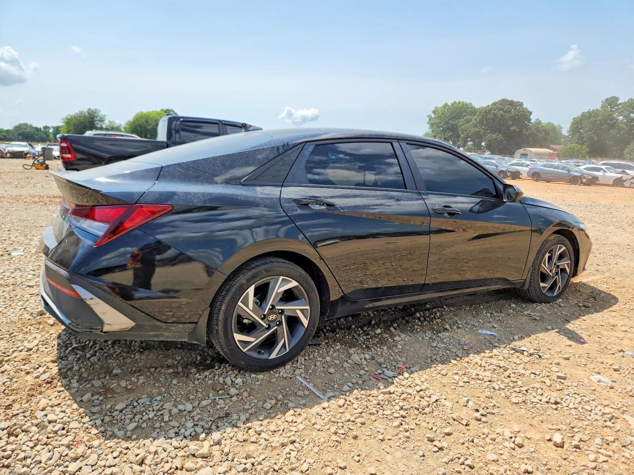 2025 Hyundai Elantra - Image 3