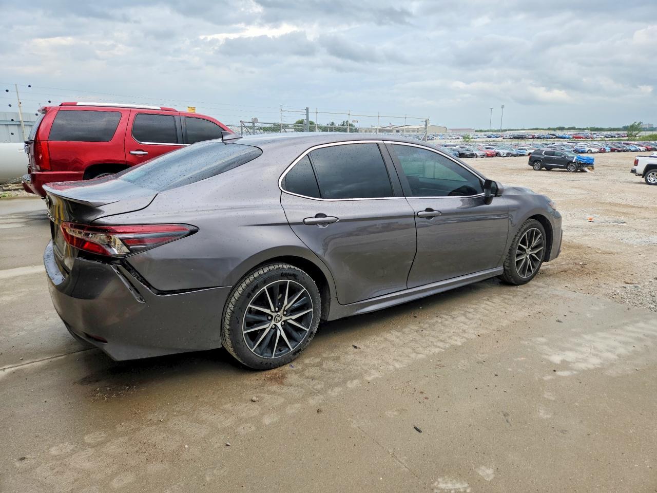 2021 Toyota Camry Se - Фото 3