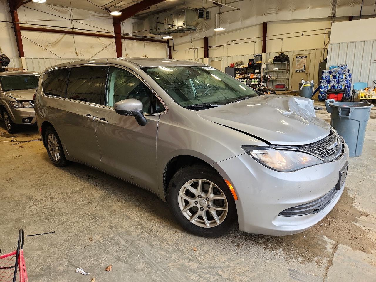 2017 Chrysler Pacifica Touring - Image 4