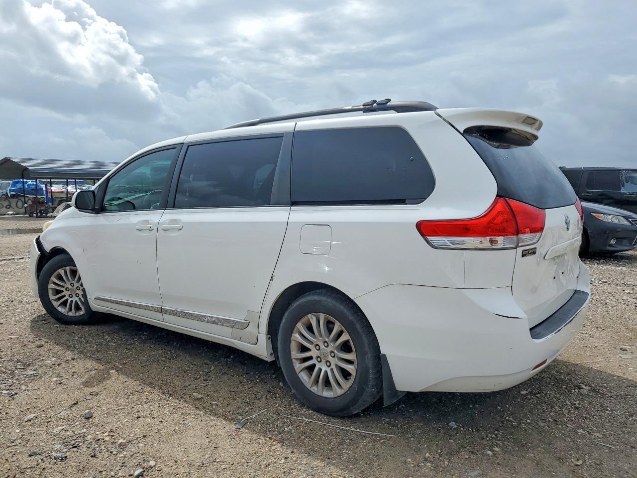 2012 Toyota Sienna Xle 8-Passenger - Image 2