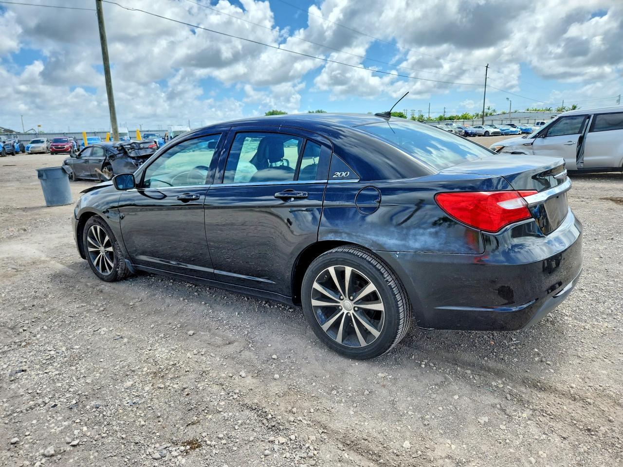2012 Chrysler 200 S - Фото 2