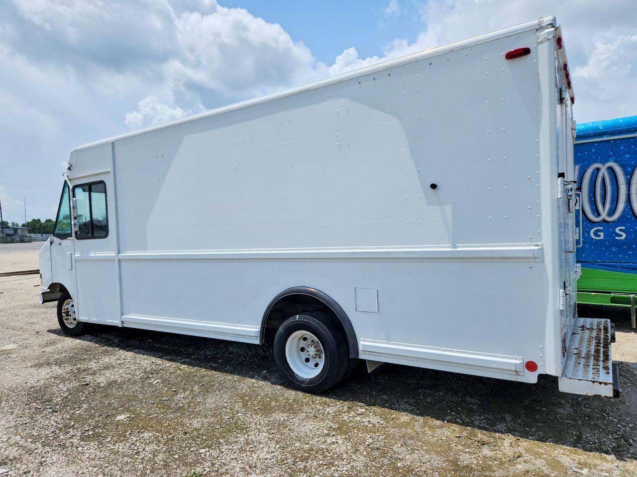 2000 Ford E350 Delivery Truck - Image 2