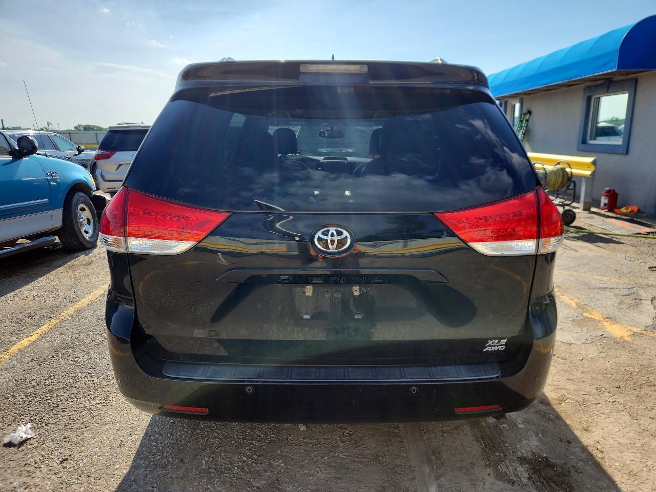 2014 Toyota Sienna Xle 7-Passenger - Image 6