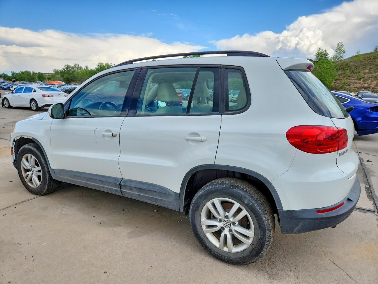 2017 Volkswagen Tiguan S - Фото 2