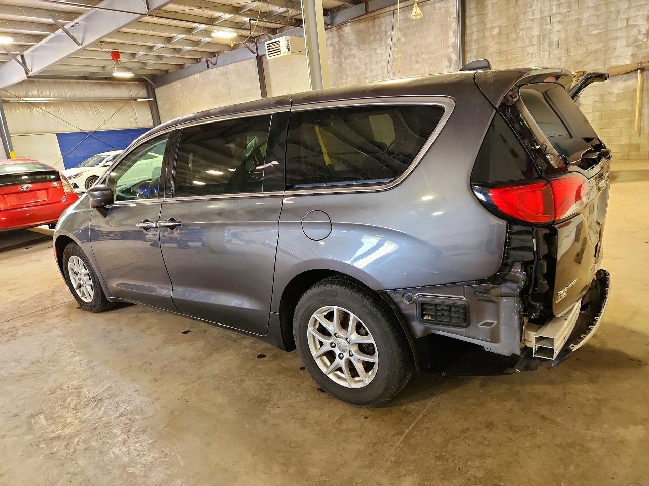 2020 Chrysler Pacifica Touring - Фото 2