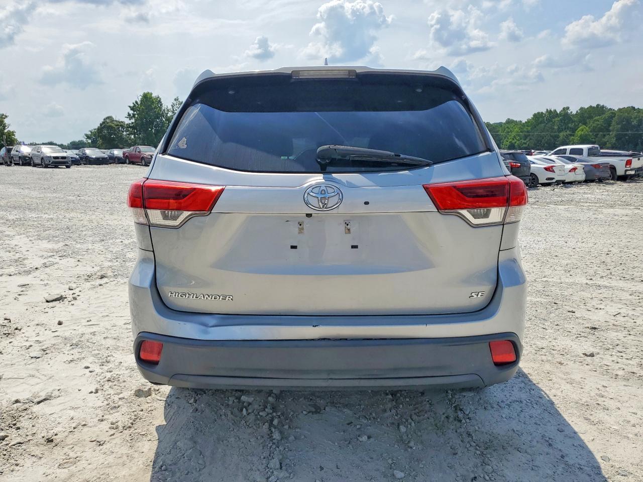 2017 Toyota Highlander Se - Фото 6