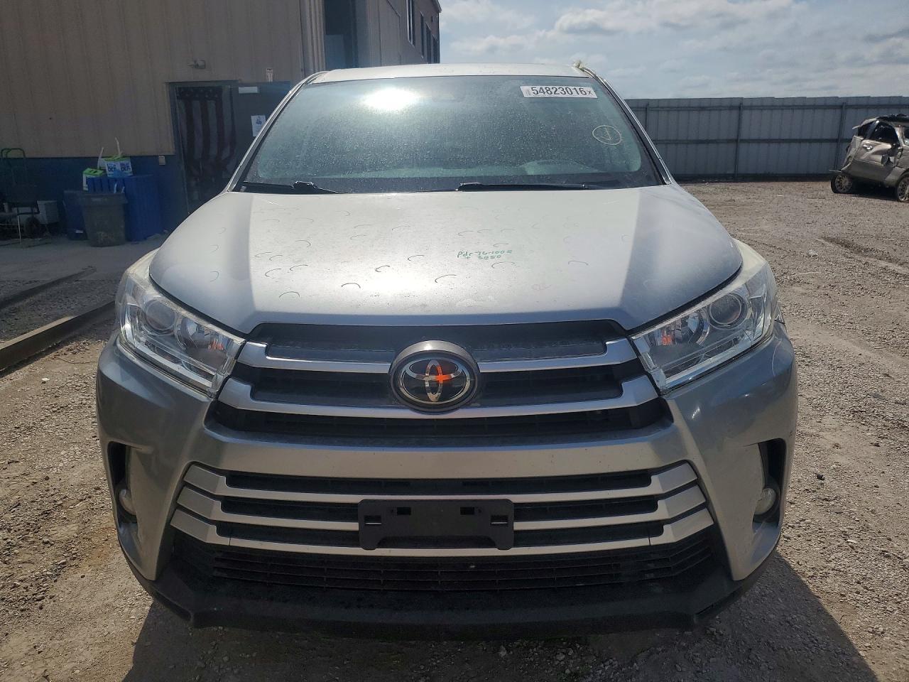 2019 Toyota Highlander Se - Image 5