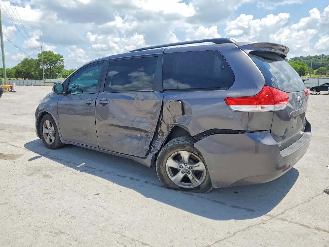 2014 Toyota Sienna Le - Image 2