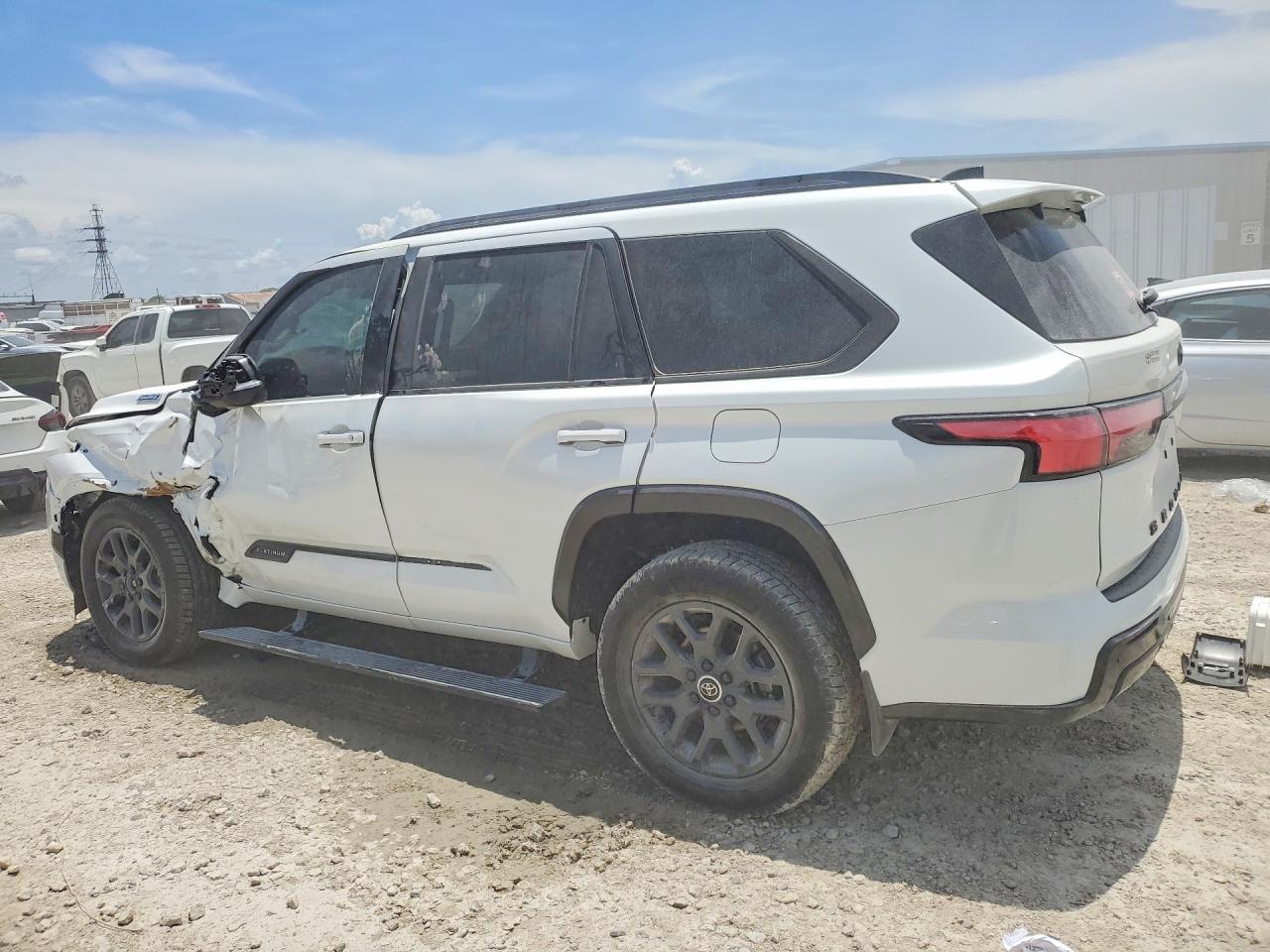 2024 Toyota Sequoia Platinum - Фото 2