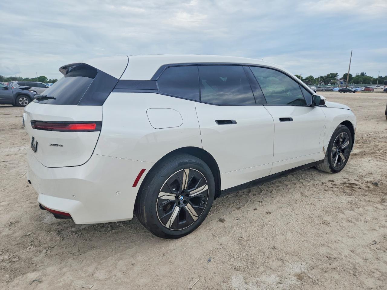 2026 BMW Ix xDrive45 - Фото 3