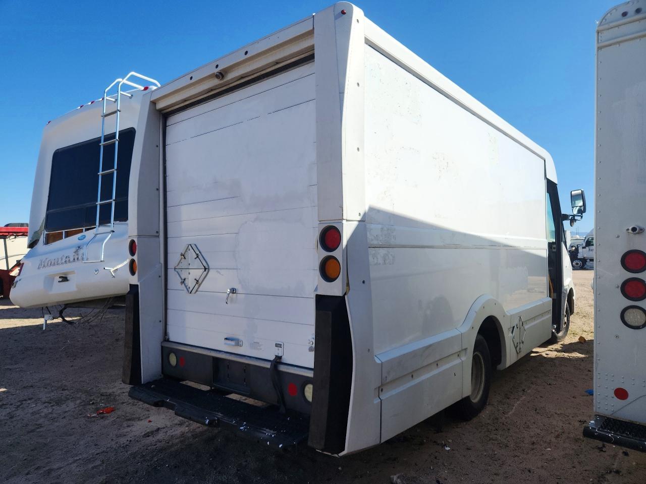 2015 Isuzu Npr Step Van - Image 3
