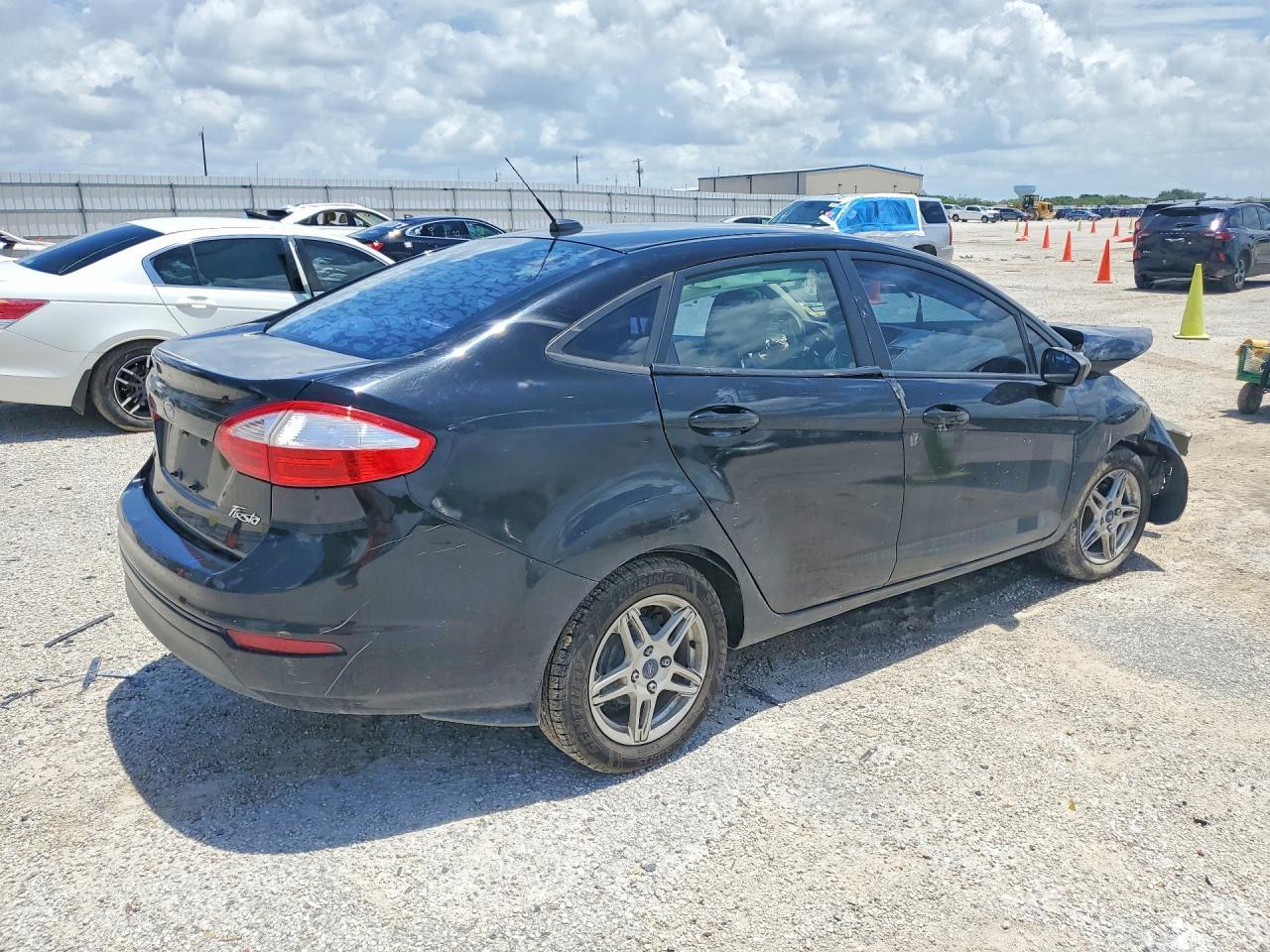 2018 Ford Fiesta Se - Фото 3