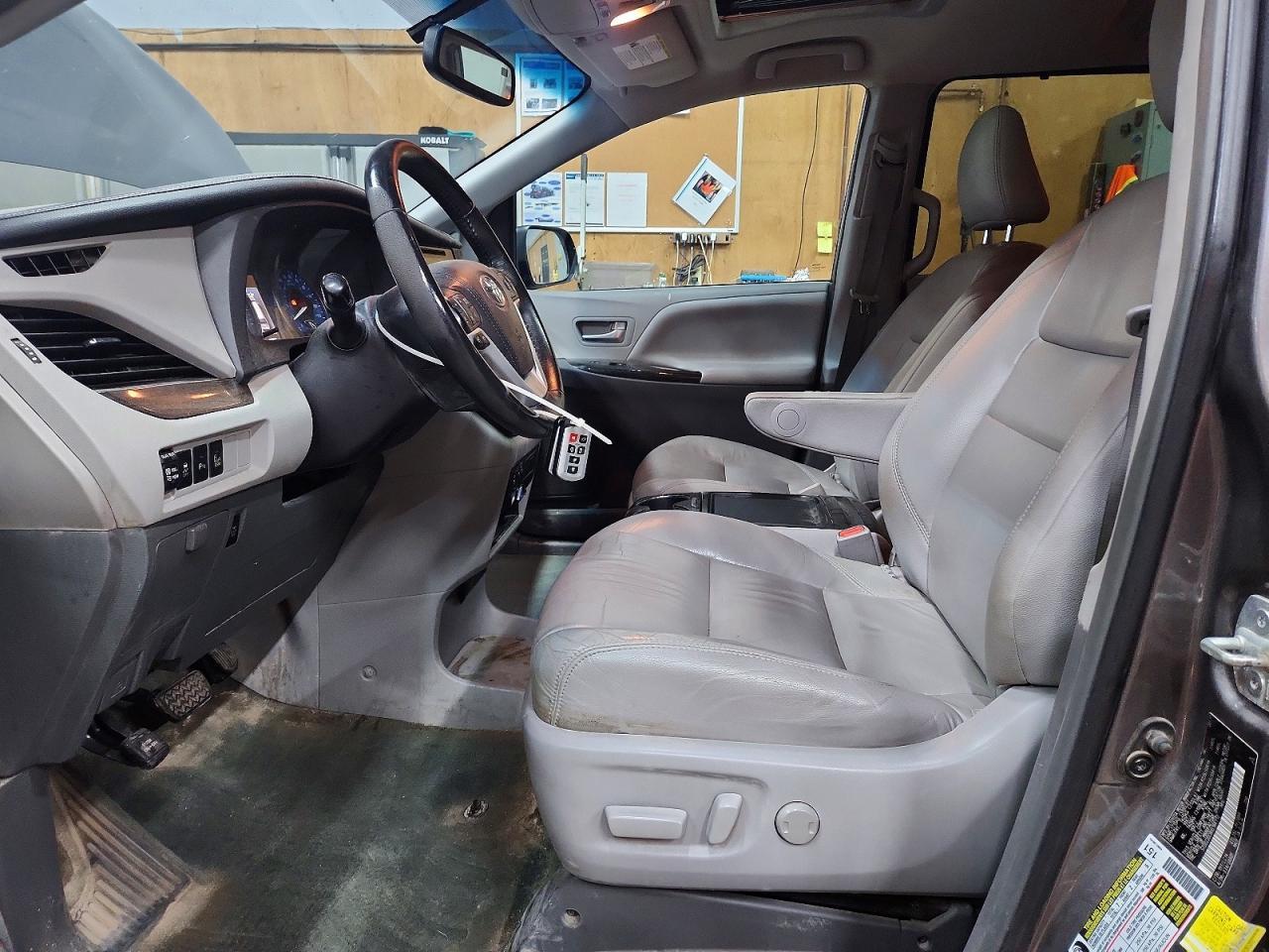 2017 Toyota Sienna Xle 7-Passenger - Image 7