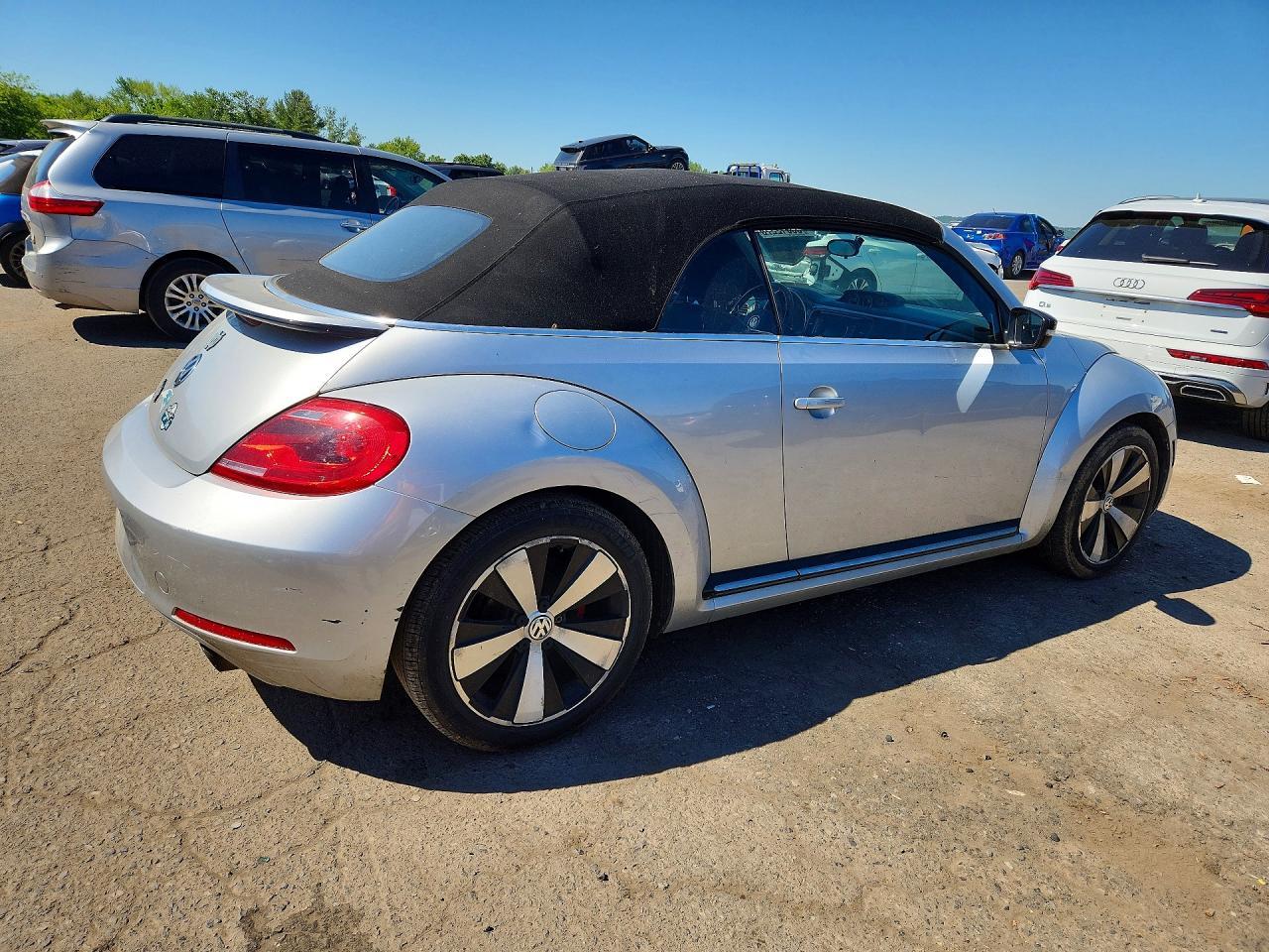 2013 Volkswagen Beetle Turbo - Image 3