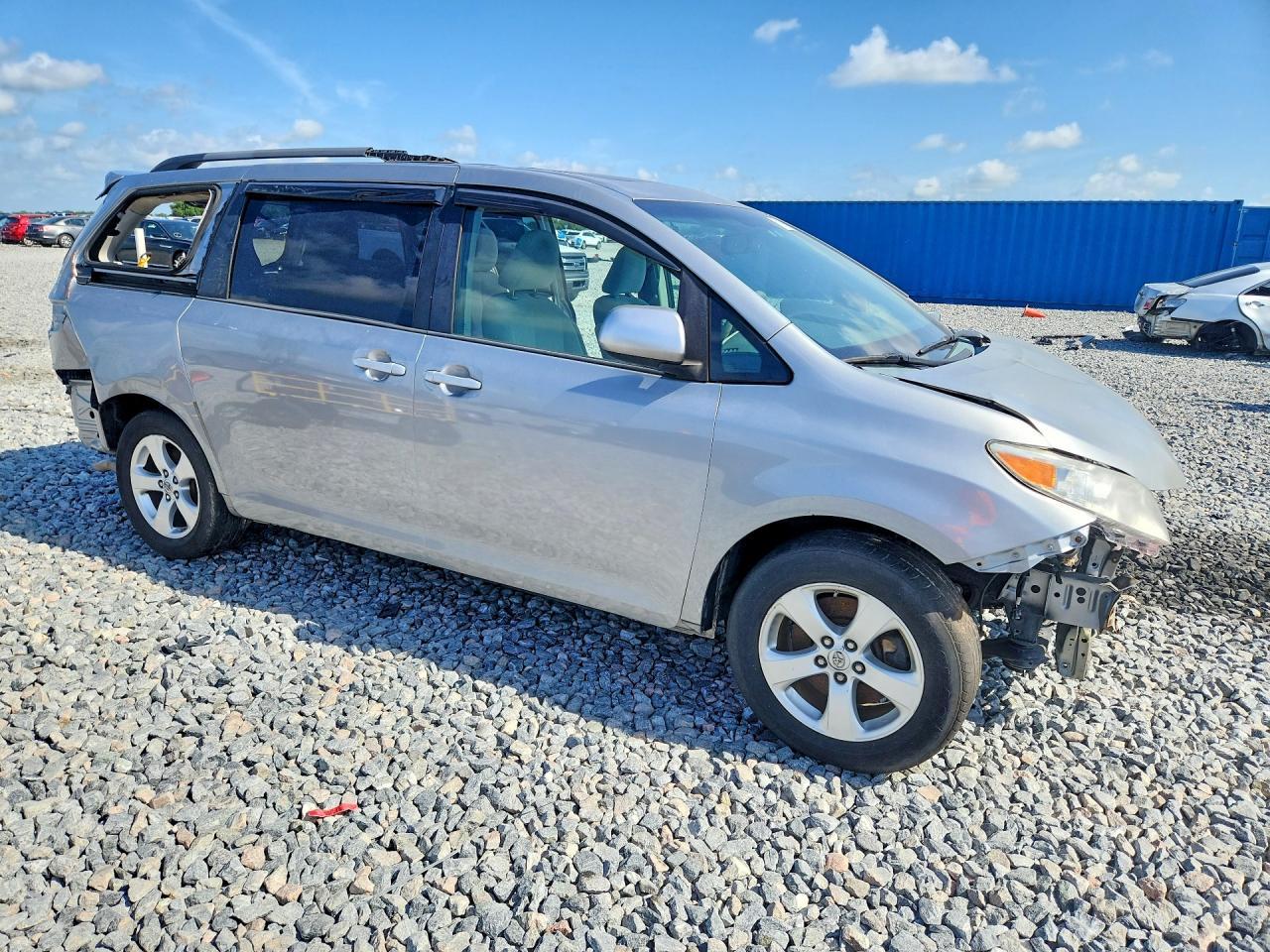 2015 Toyota Sienna Sport - Image 4