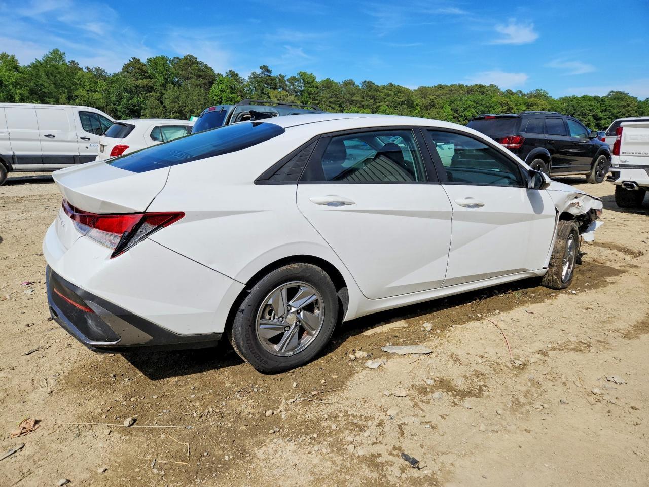 2024 Hyundai Elantra Se - Image 3