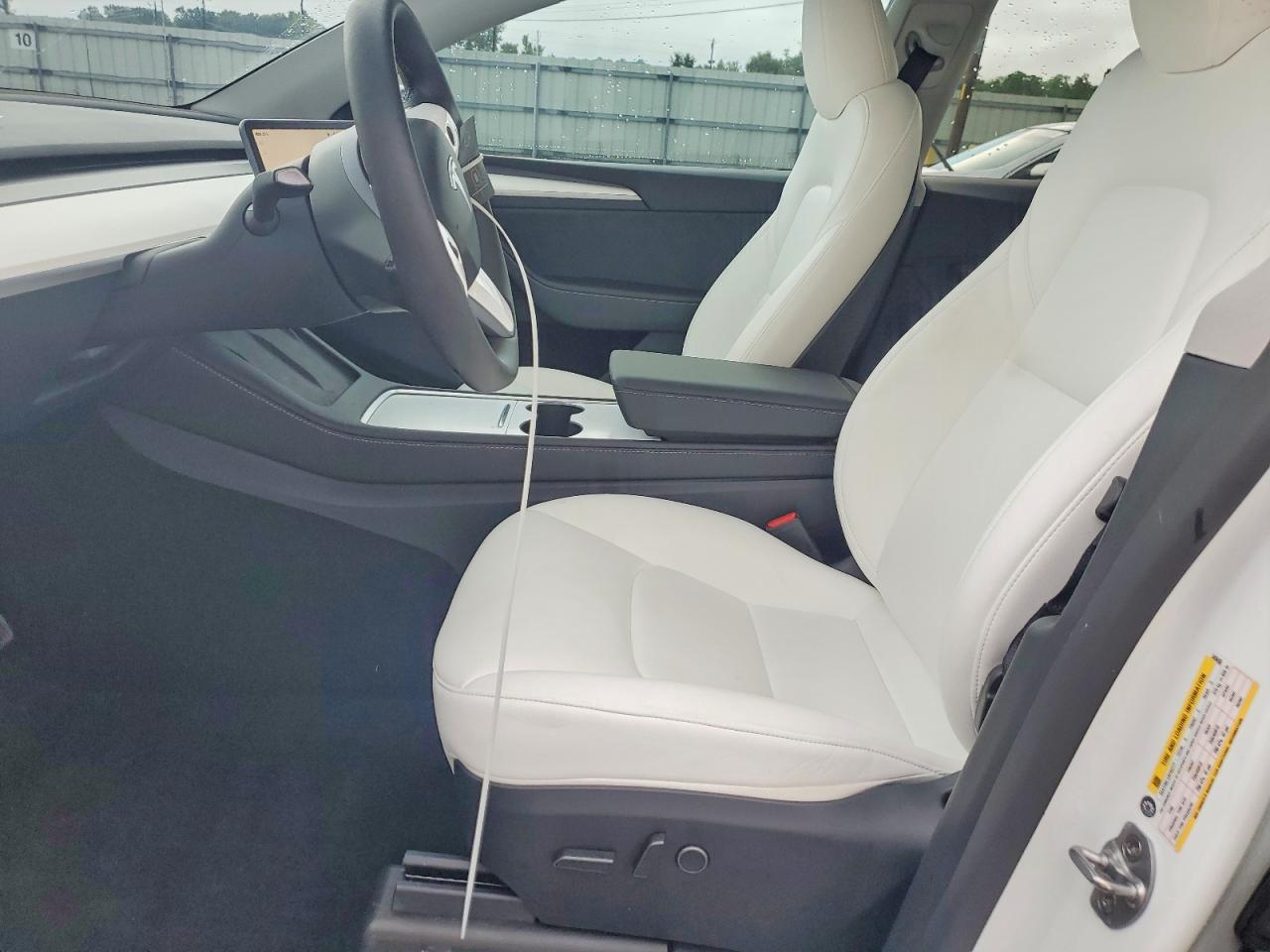 2025 Tesla Model Y - Image 7