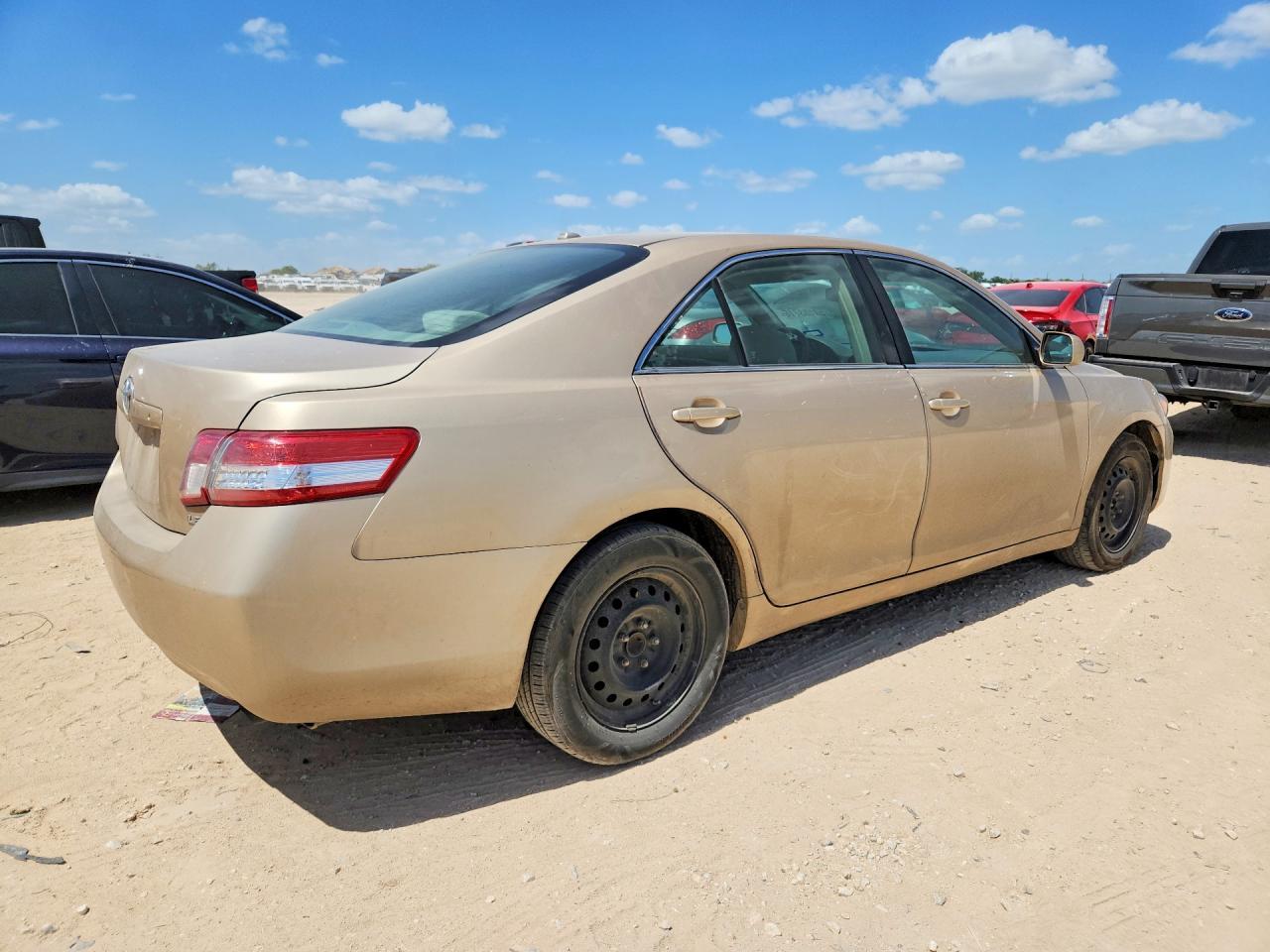 2010 Toyota Camry Le - Фото 3