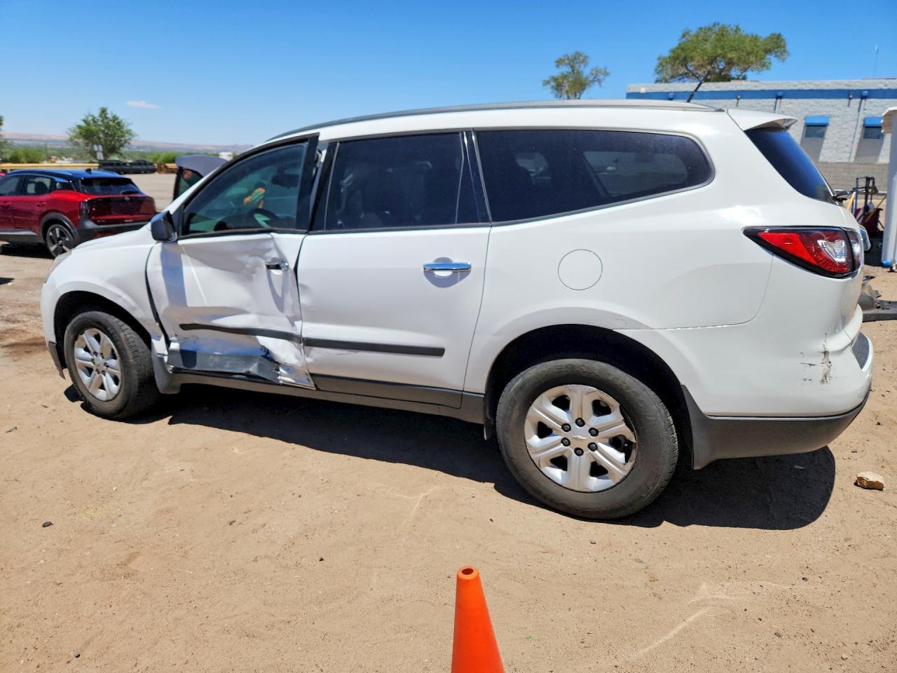 2017 Chevrolet Traverse Ls - Фото 2
