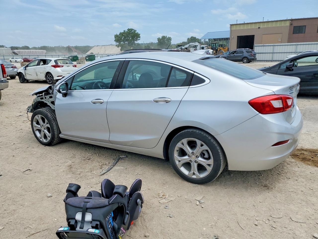 2018 Chevrolet Cruze Premier - Image 2