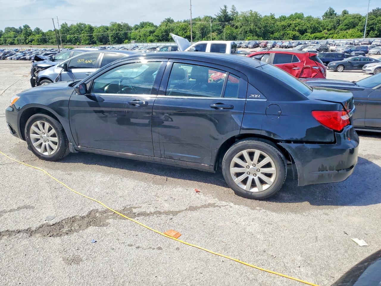 2013 Chrysler 200 Touring - Image 2