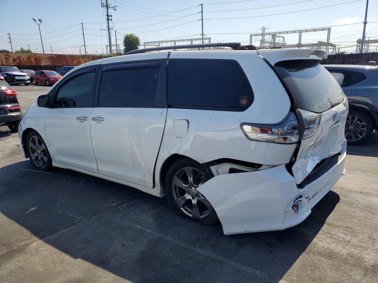 2017 Toyota Sienna Se - Image 2