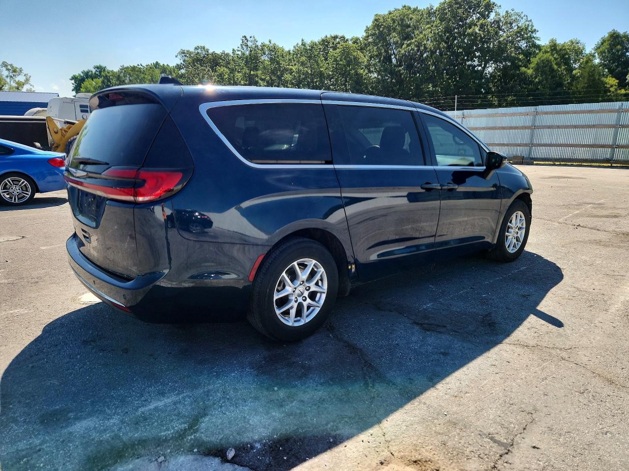 2023 Chrysler Pacifica Touring L - Фото 3