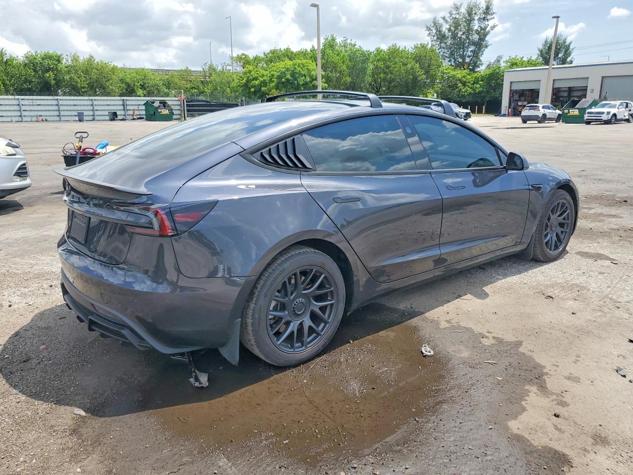 2025 Tesla Model 3 - Фото 3
