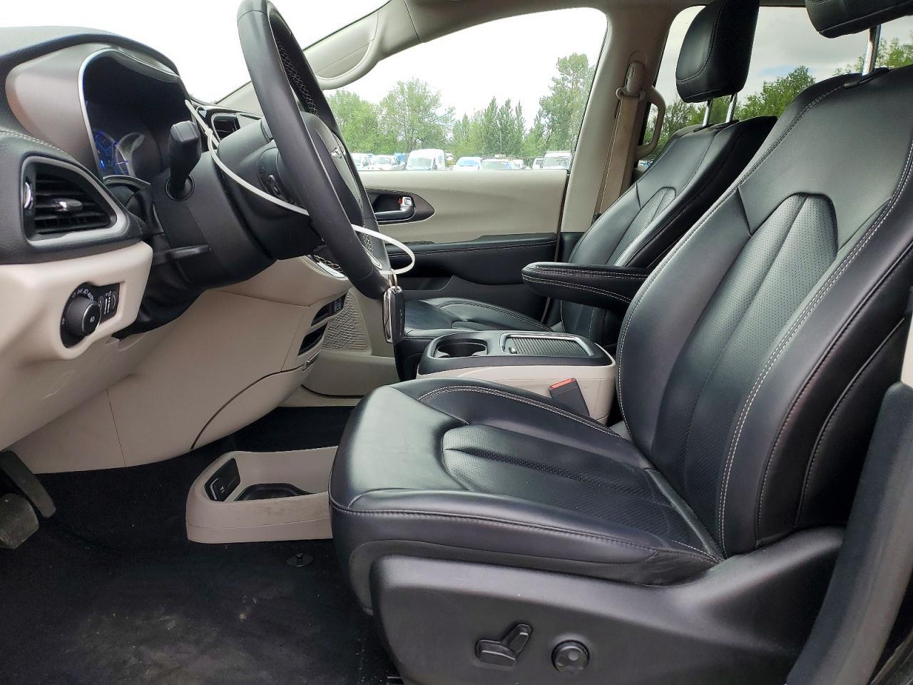 2024 Chrysler Pacifica Hybrid Select - Image 7