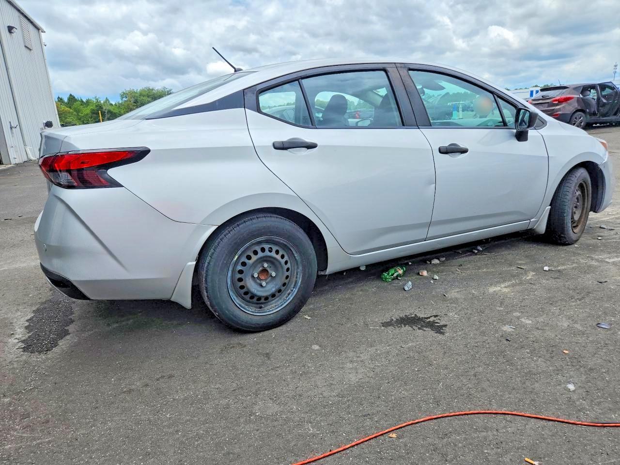 2020 Nissan Versa S - Фото 3