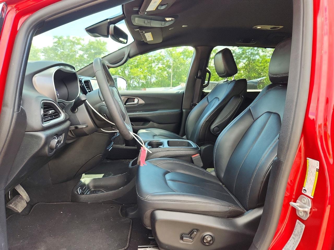2025 Chrysler Pacifica Select - Image 7