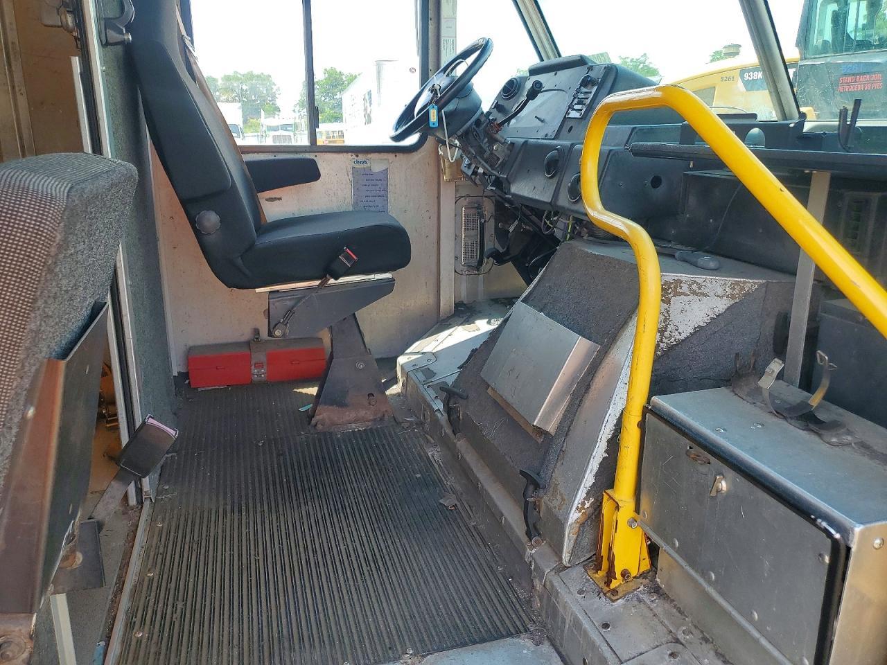 2000 Ford F-59 - Image 7