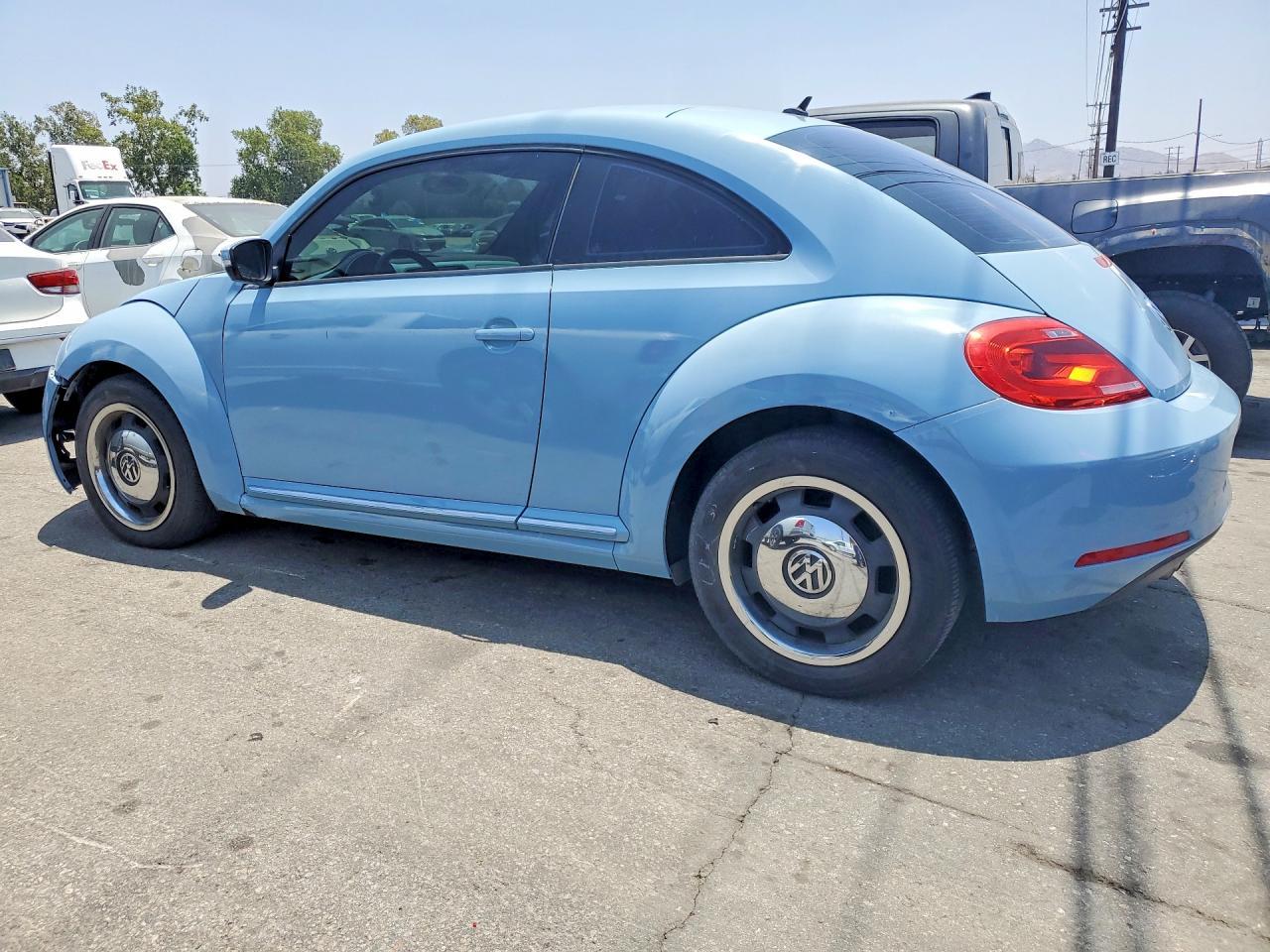 2012 Volkswagen Beetle - Фото 2