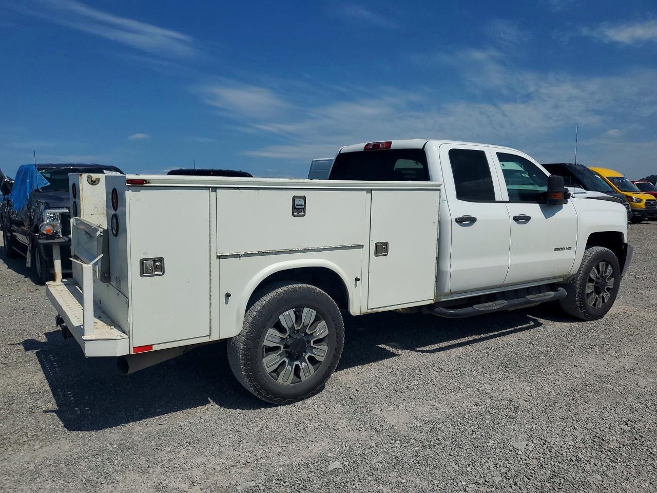 2018 Chevrolet Silverado C2500 Heavy Duty - Фото 3