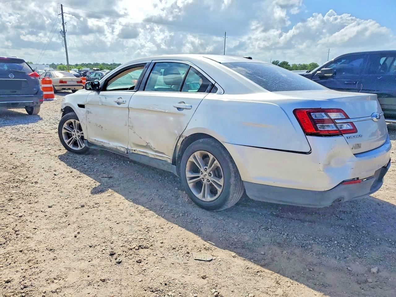 2015 Ford Taurus - Image 2