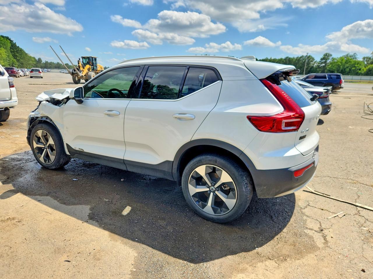 2023 Volvo Xc40 B5 Plus Bright Theme - Image 2