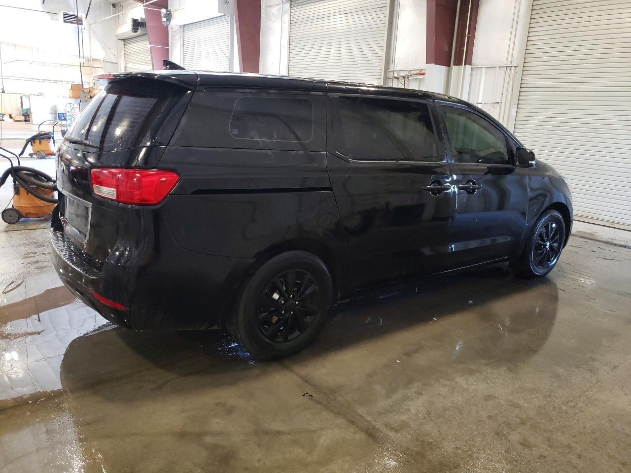 2018 Kia Sedona L - Image 3