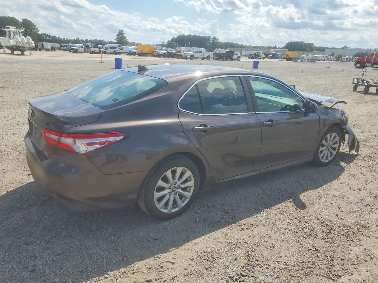 2020 Toyota Camry Le - Фото 3