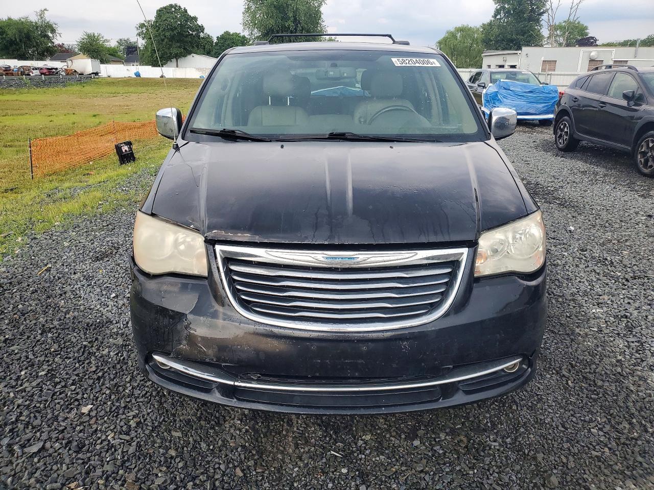 2012 Chrysler Town & Country Touring L - Image 5