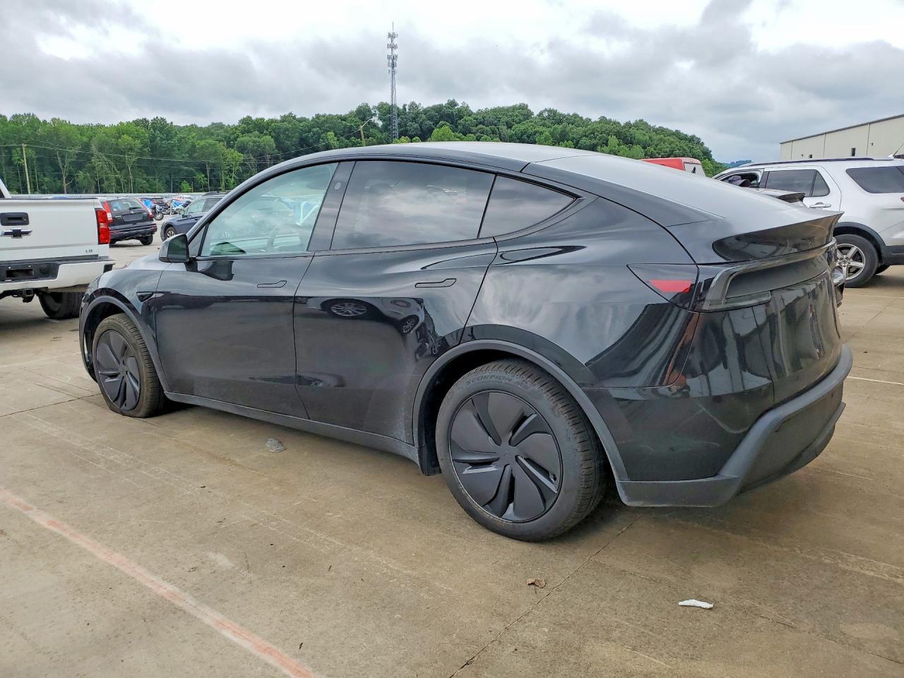 2026 Tesla Model Y - Фото 2