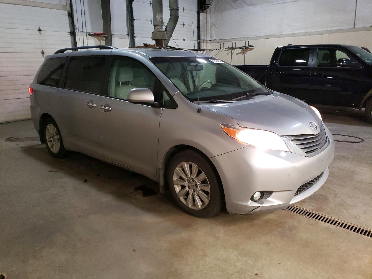 2014 Toyota Sienna Xle 7-Passenger - Фото 4