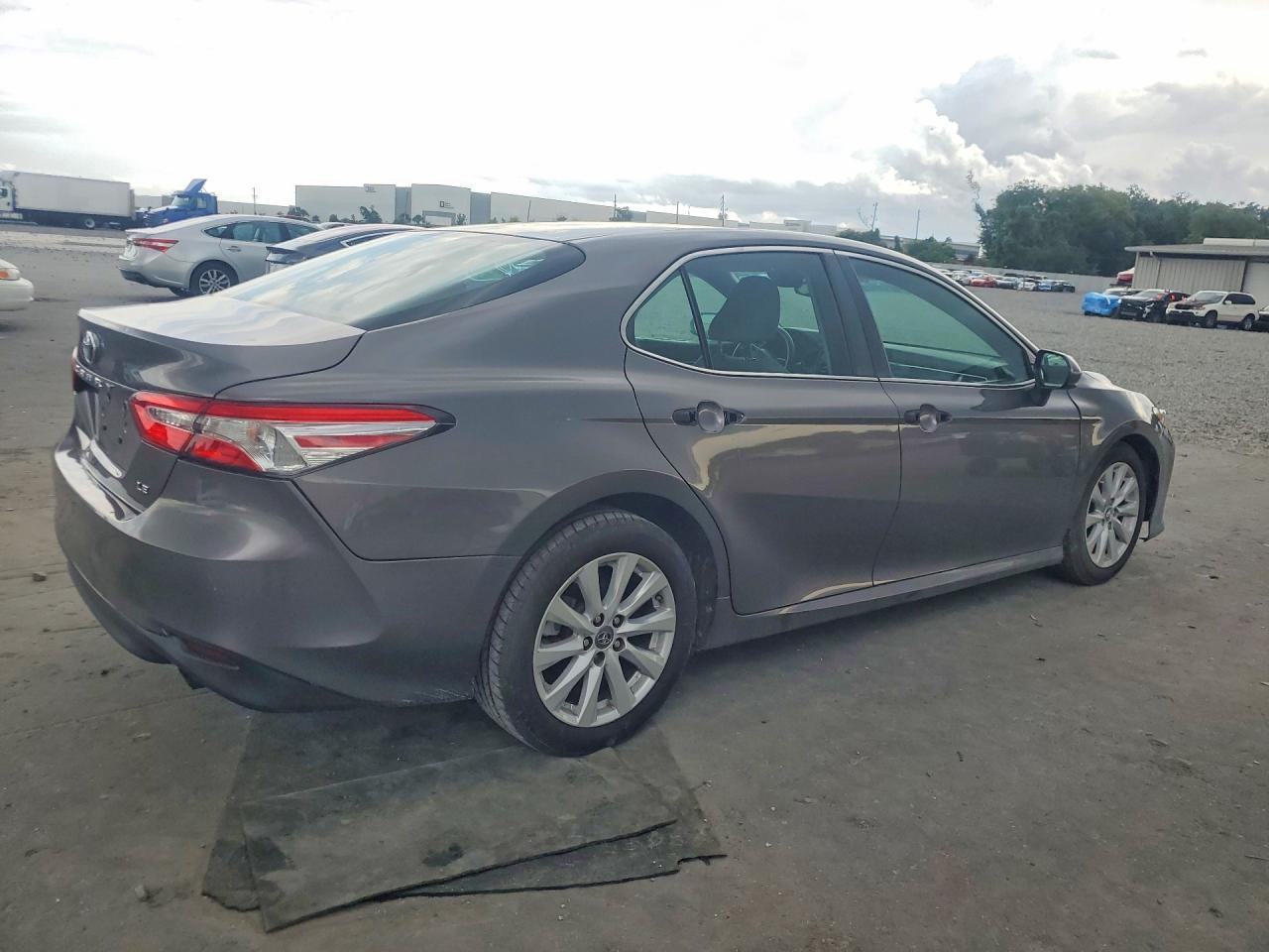 2018 Toyota Camry Le - Image 3