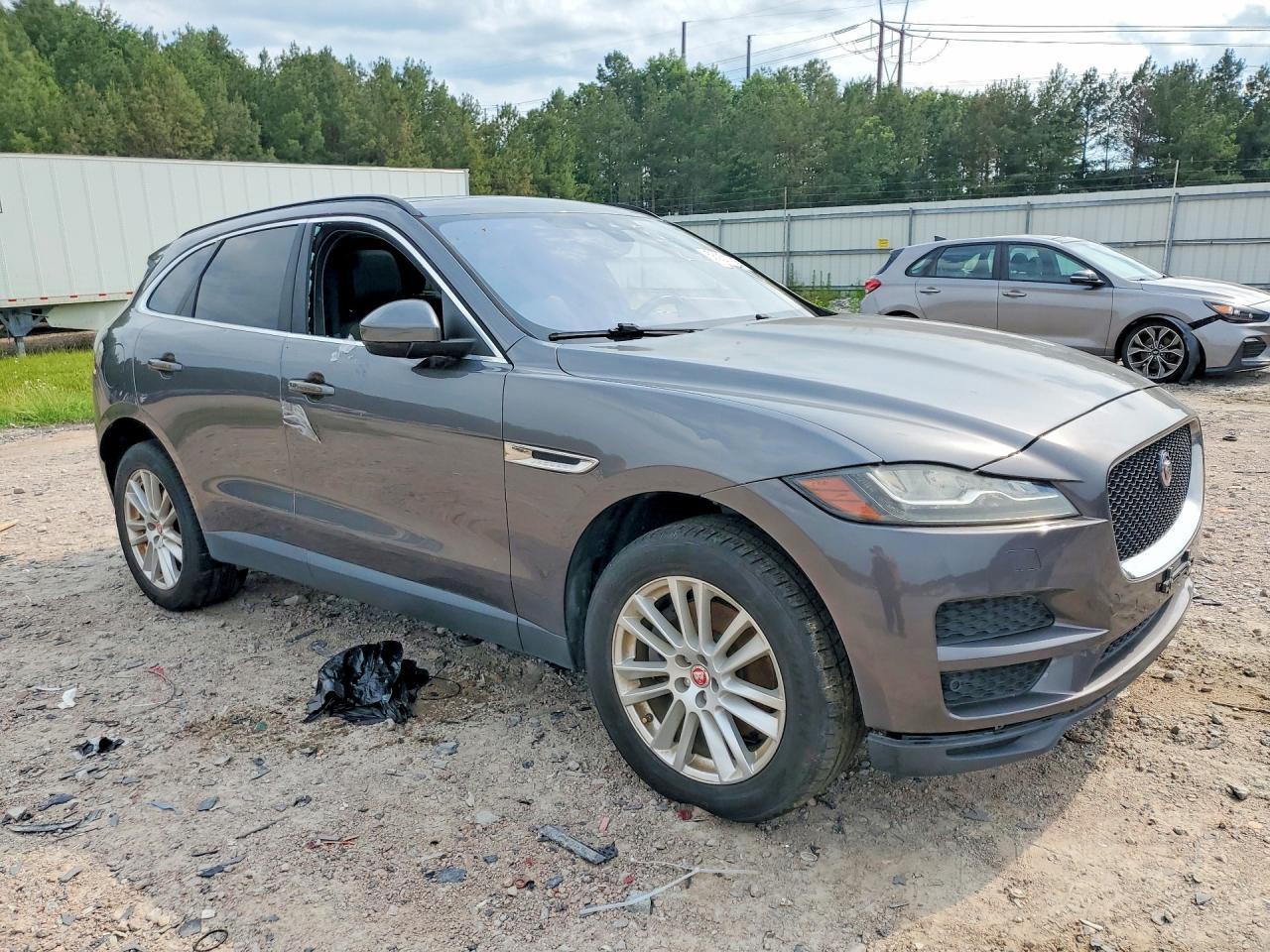 2017 Jaguar F-Pace Prestige - Image 4